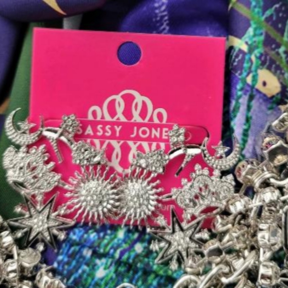 Miss Youniverse Sassy Jones Earrings and bracelet